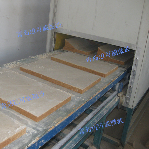 某耐火材料企业：推车式隧道微波热定型设备，用于高温防火砖的热定型