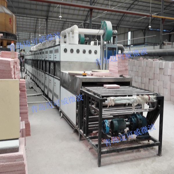 某建材企业：隧道式微波干燥设备，用于建筑保温材料加热干燥定型